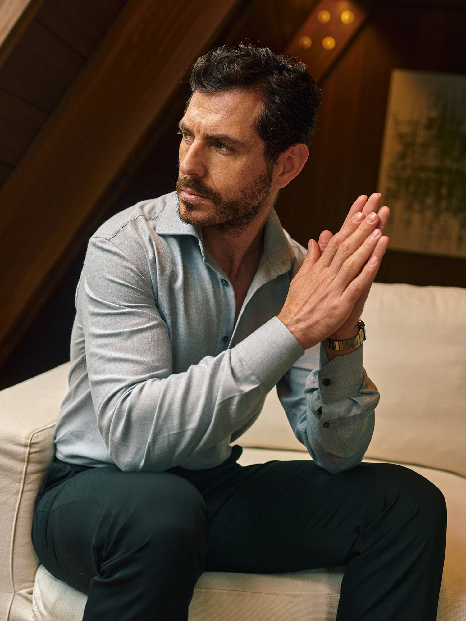 Modello Agenorie in camicia sartoriale grigia, ritratto editoriale