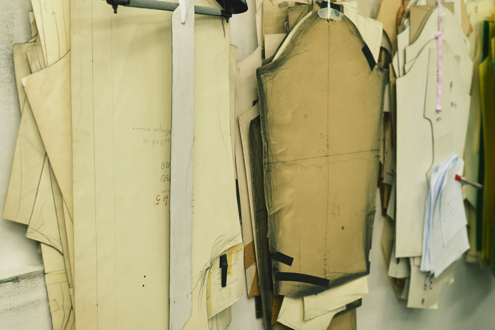 Cartamodelli sartoriali appesi nel laboratorio Agenorie